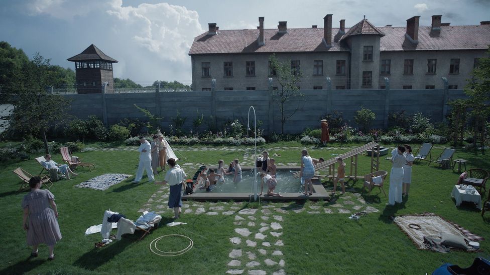 Дія фільму відбувається в багатому будинку командира Освенціма Рудольфа Хесса, чий сад примикає до табору (Фото: A24)