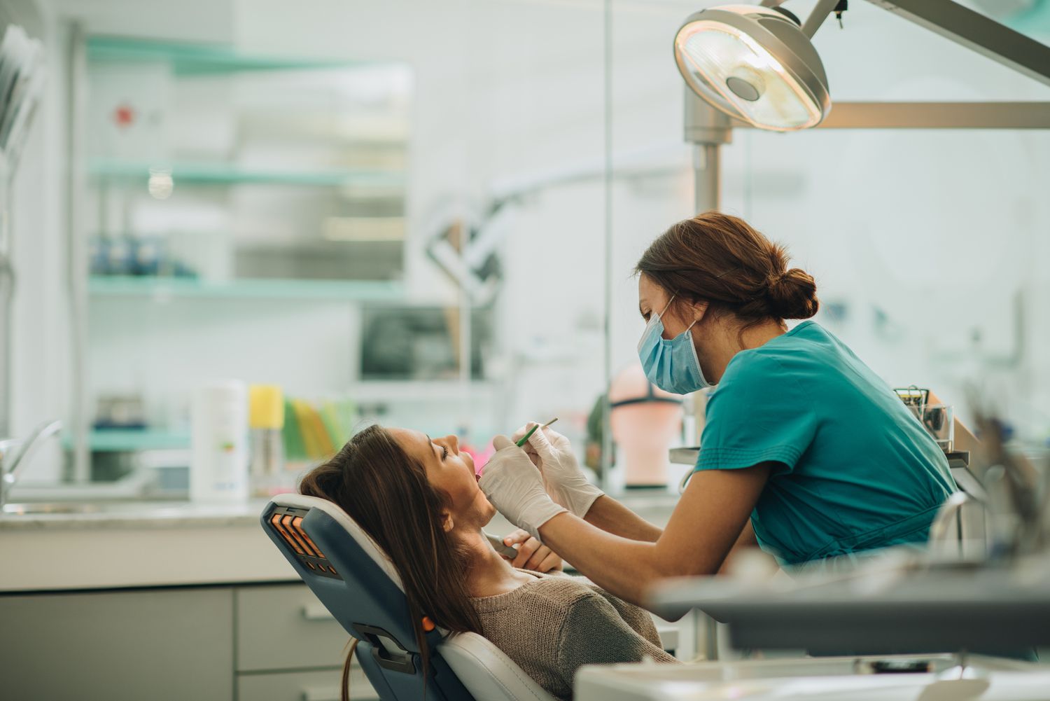 Пломбирование зубных каналов: плюсы обращения в профессиональную клинику