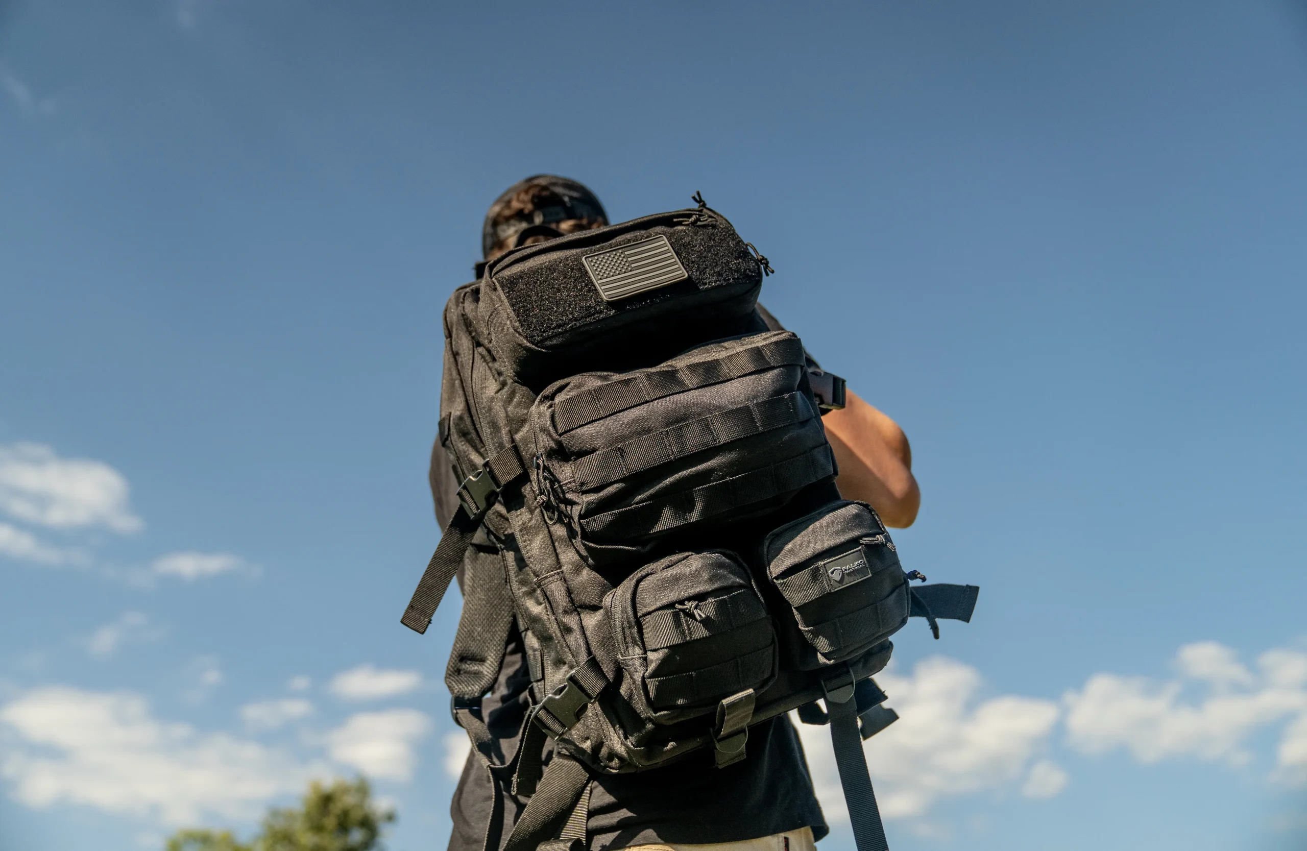 Стиль «Мілітарі» у 2026 році: як носити тактичний рюкзак із звичайним одягом